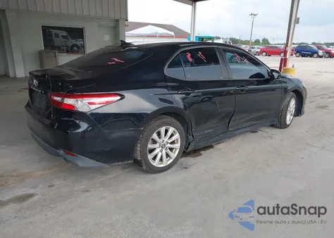 2018 Toyota Camry Le z USA, uszkodzony, nr VIN 4T1B11HK1JU123054